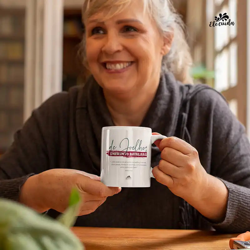 Caneca "De Joelhos, Enfrento Batalhas!"