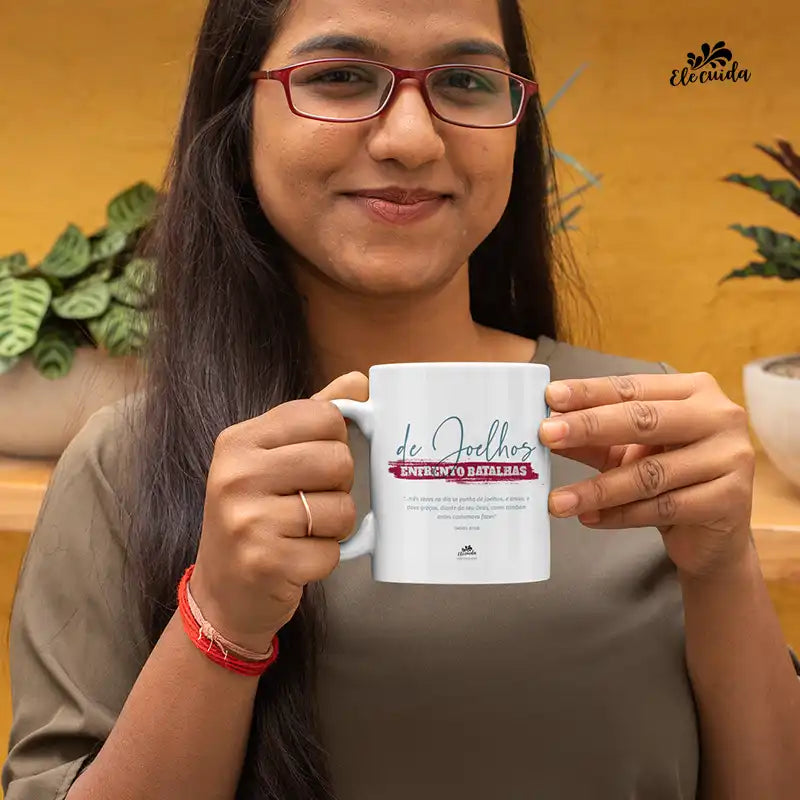Caneca "De Joelhos, Enfrento Batalhas!"