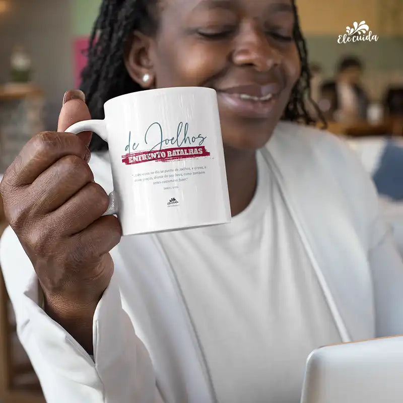 Caneca "De Joelhos, Enfrento Batalhas!"