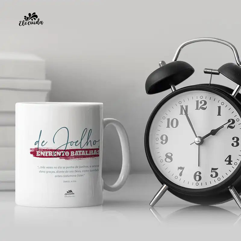 Caneca "De Joelhos, Enfrento Batalhas!"