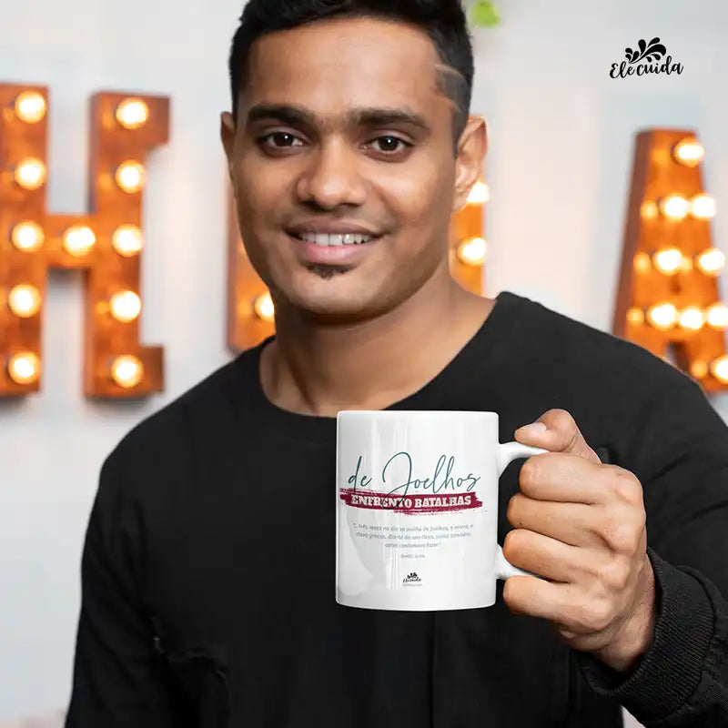 Caneca "De Joelhos, Enfrento Batalhas!"