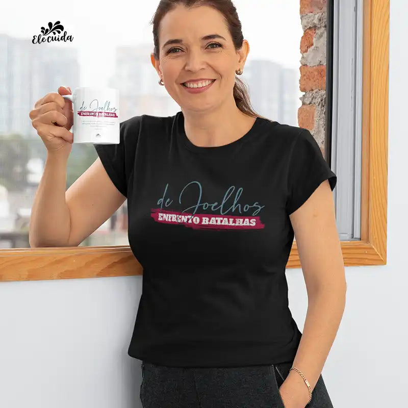 Caneca "De Joelhos, Enfrento Batalhas!"