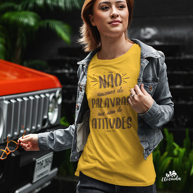 Camiseta Feminina "Não amemos de palavras, mas sim de atitudes"