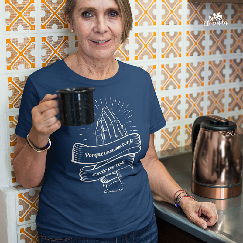 Camiseta Feminina "Andamos por fé e não por vista"