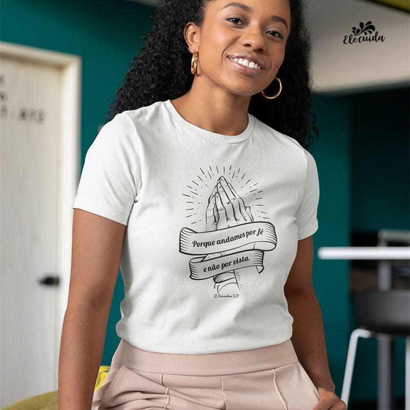 Camiseta Feminina "Andamos por fé e não por vista"