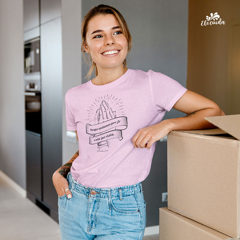 Camiseta Feminina "Andamos por fé e não por vista"