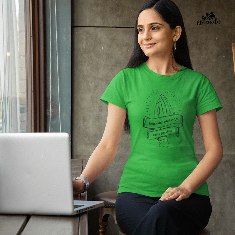 Camiseta Feminina "Andamos por fé e não por vista"
