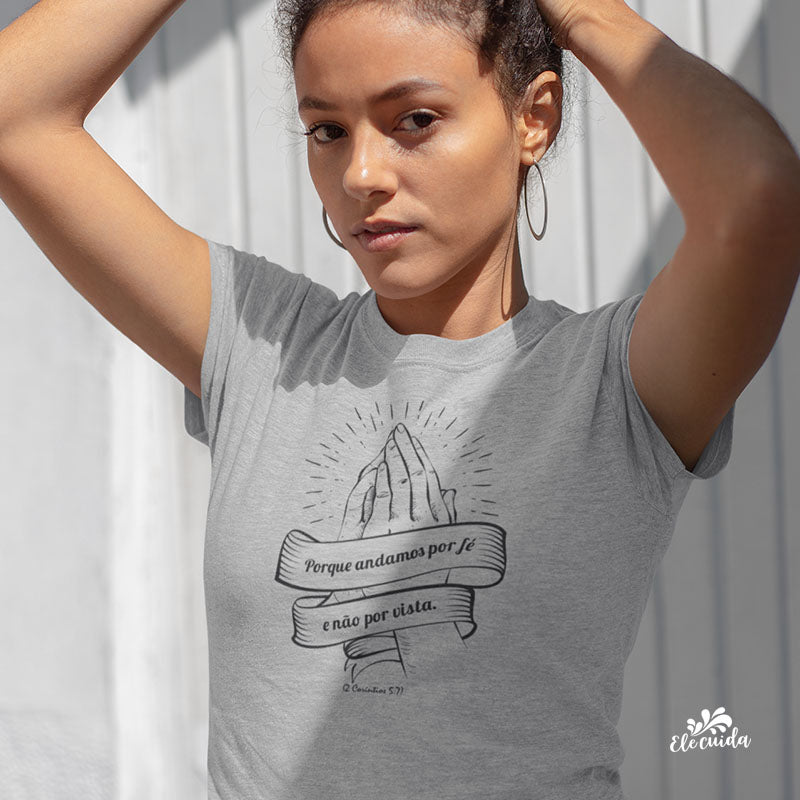 Camiseta Feminina "Andamos por fé e não por vista"