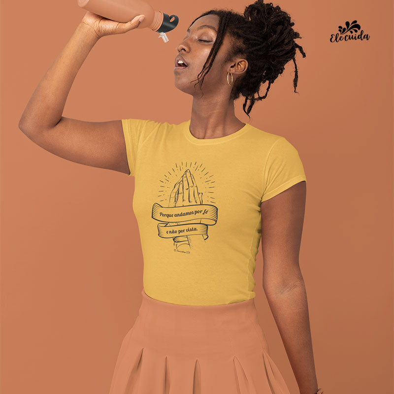 Camiseta Feminina "Andamos por fé e não por vista"