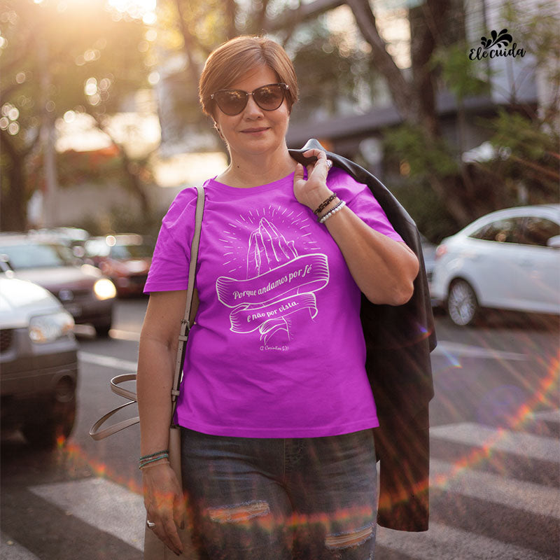 Camiseta Feminina "Andamos por fé e não por vista"