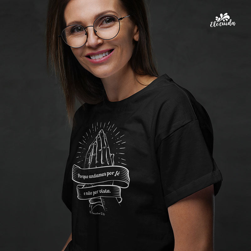 Camiseta Feminina "Andamos por fé e não por vista"