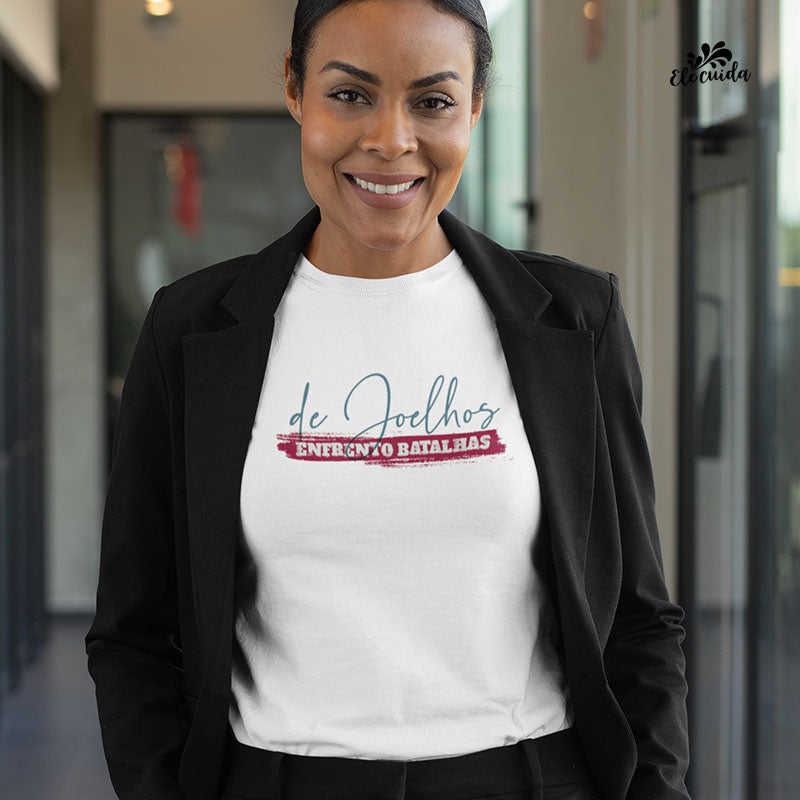Camiseta Feminina "De Joelhos, Enfrento Batalhas!"