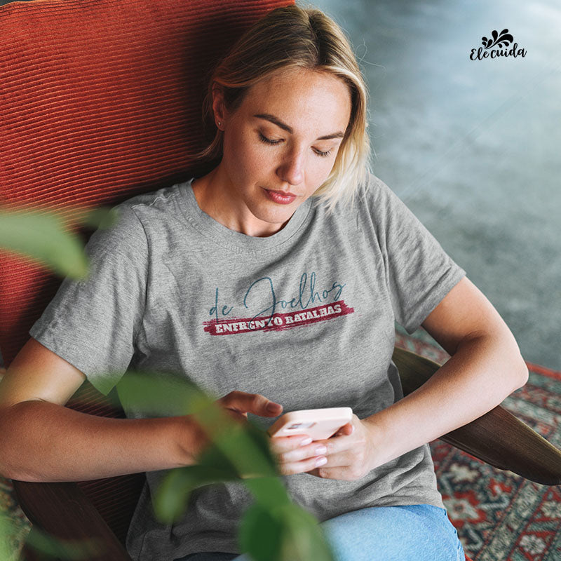 Camiseta Feminina "De Joelhos, Enfrento Batalhas!"