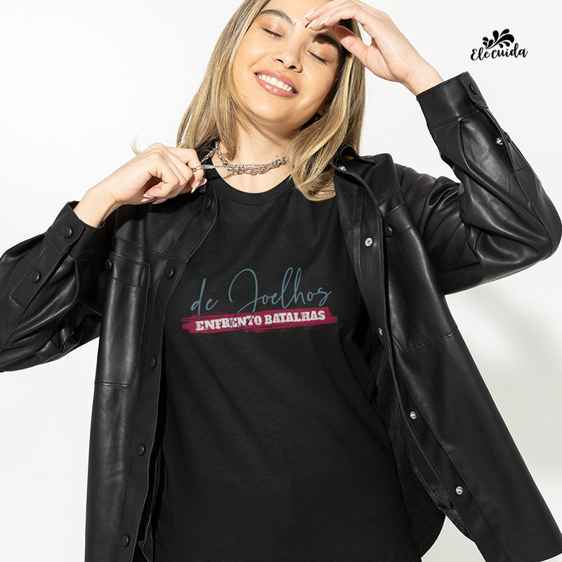 Camiseta Feminina "De Joelhos, Enfrento Batalhas!"