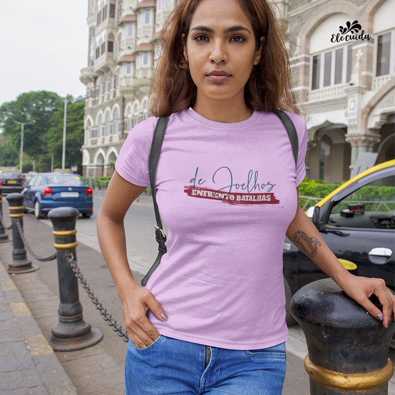Camiseta Feminina "De Joelhos, Enfrento Batalhas!"