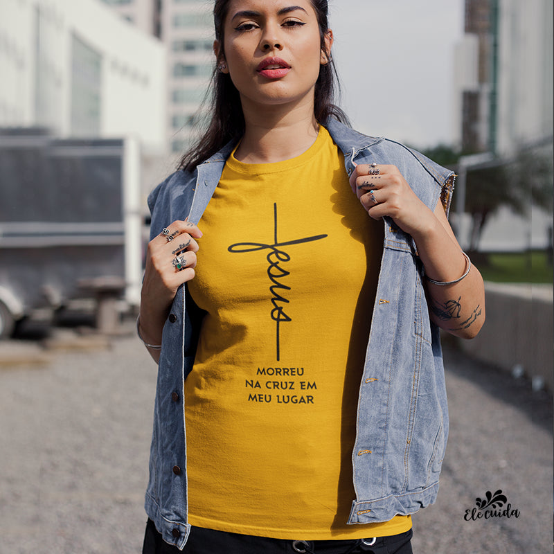 Camiseta Feminina "Jesus Morreu na cruz em meu lugar"