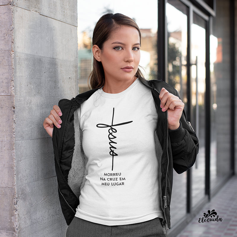 Camiseta Feminina "Jesus Morreu na cruz em meu lugar"