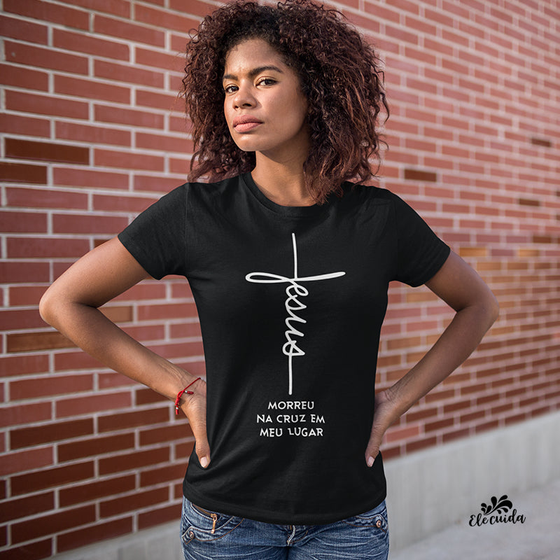Camiseta Feminina "Jesus Morreu na cruz em meu lugar"