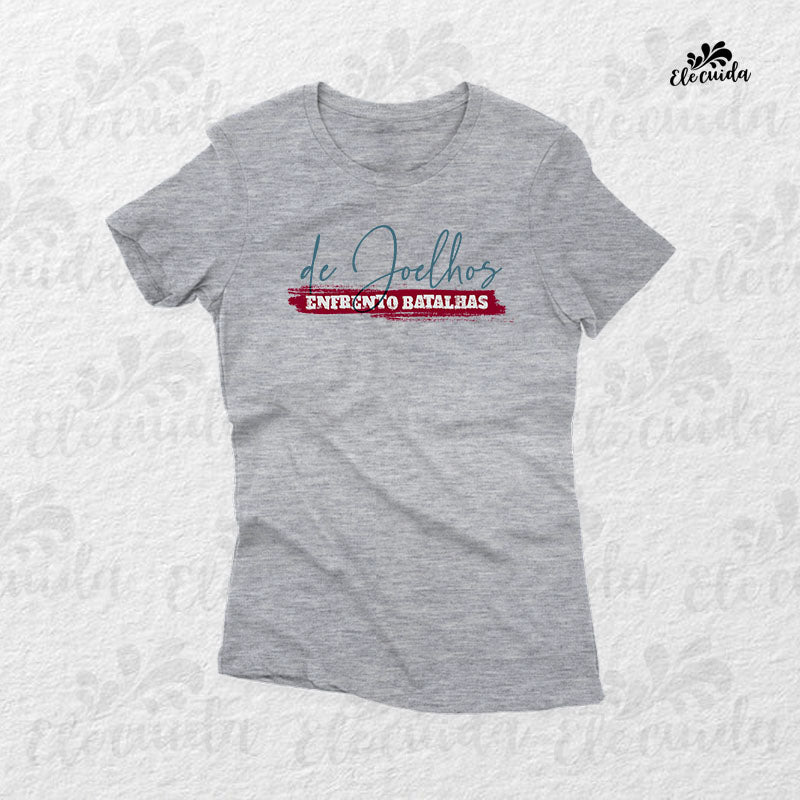 Camiseta Feminina "De Joelhos, Enfrento Batalhas!"