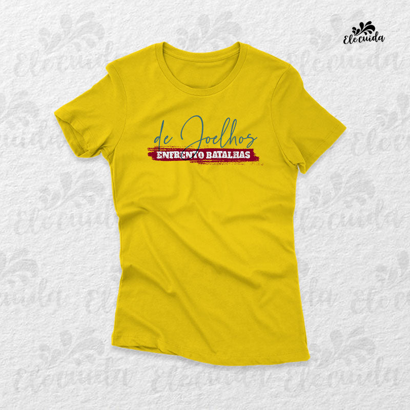 Camiseta Feminina "De Joelhos, Enfrento Batalhas!"