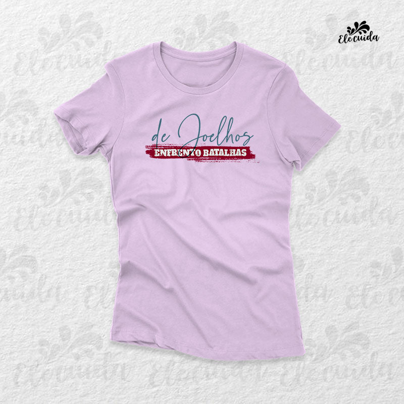 Camiseta Feminina "De Joelhos, Enfrento Batalhas!"